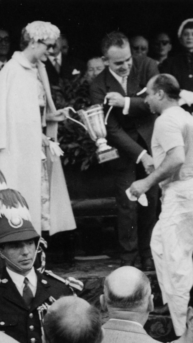Fangio recibe el trofeo en el Gran Premio de Alemania de 1957