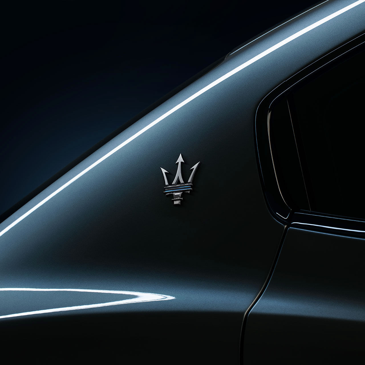 Logo del tridente de Maserati en el Ghibli Hybrid