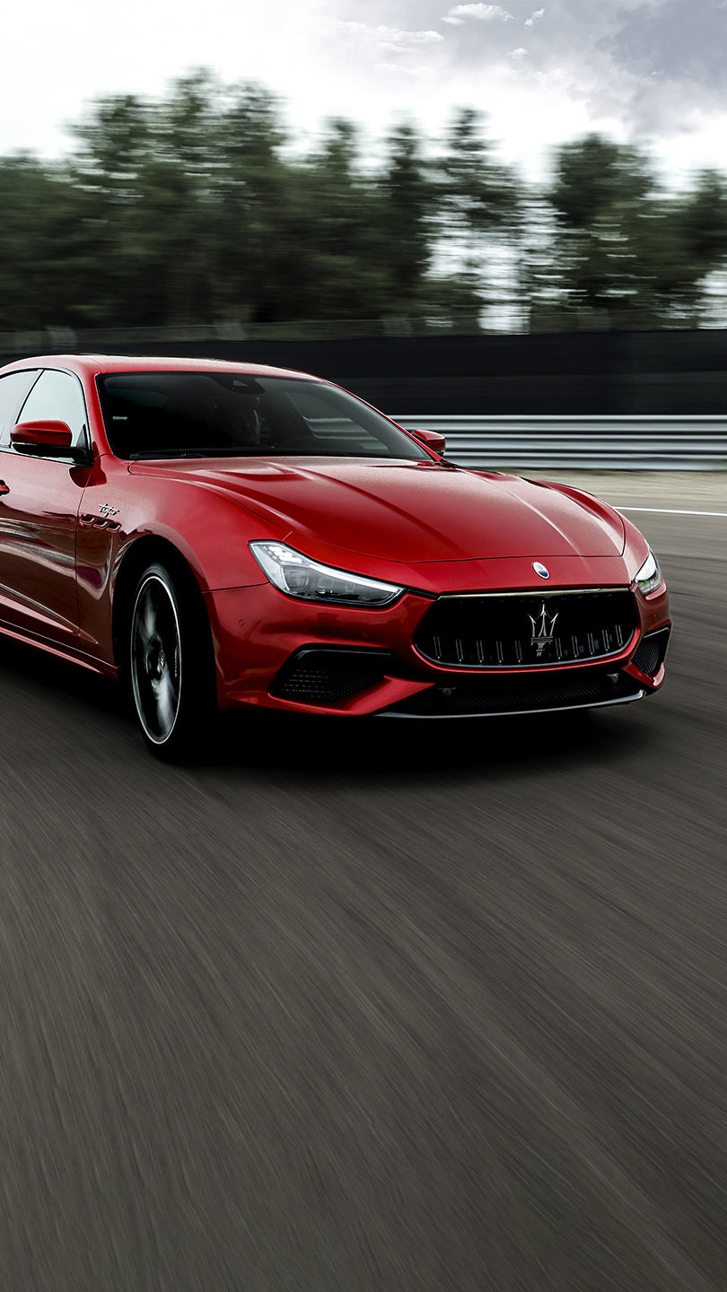 Maserati Ghibli Trofeo rojo en marcha