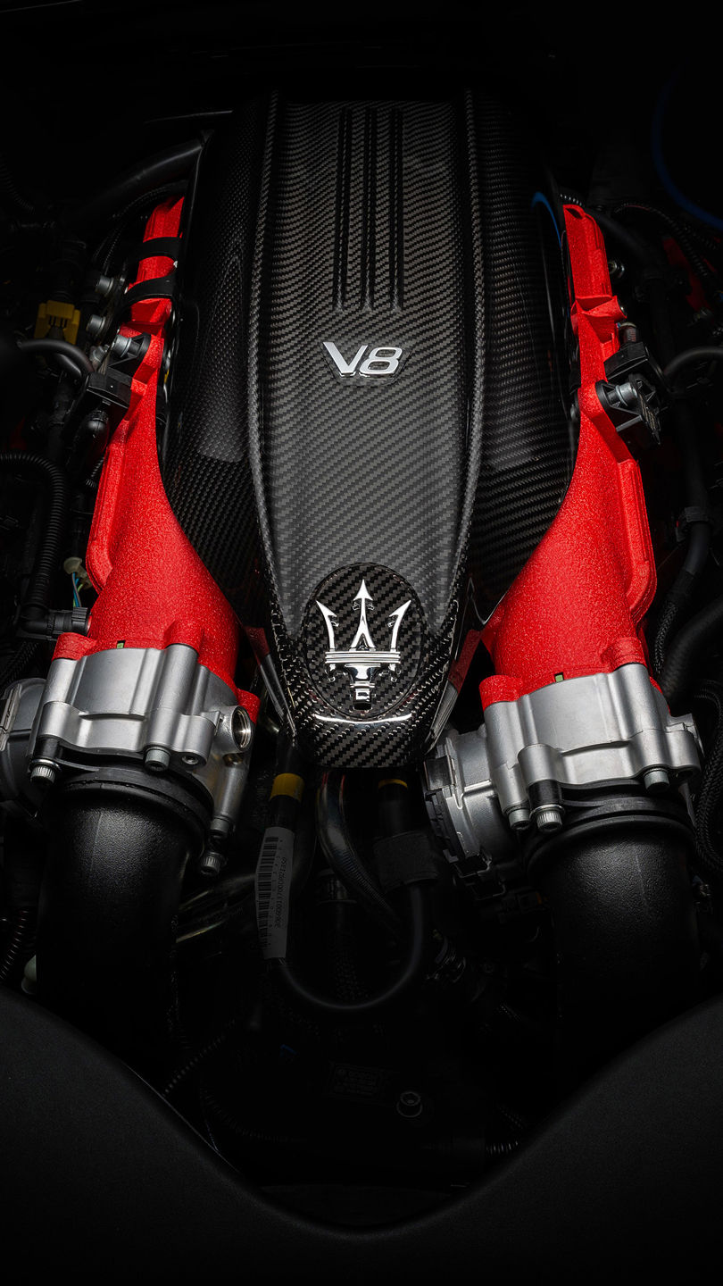 Motor V8 del sedán Maserati Ghibli Trofeo rojo