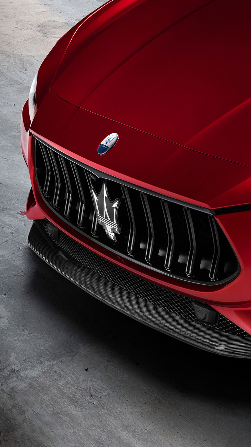 Parachoques con logo Maserati del sedán Ghibli Trofeo rojo