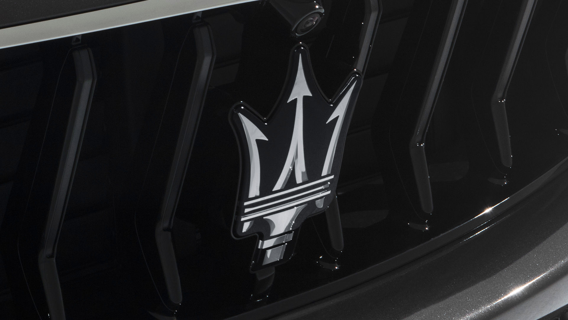 Logo de Maserati en el parachoques del SUV Levante