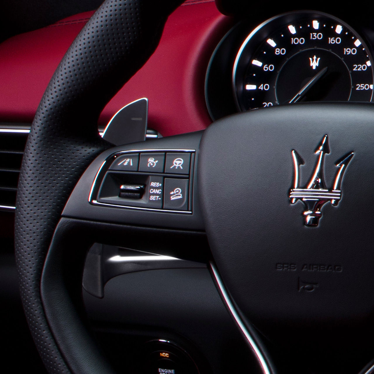 Botones de asistencia sobre el volante del SUV Maserati Levante