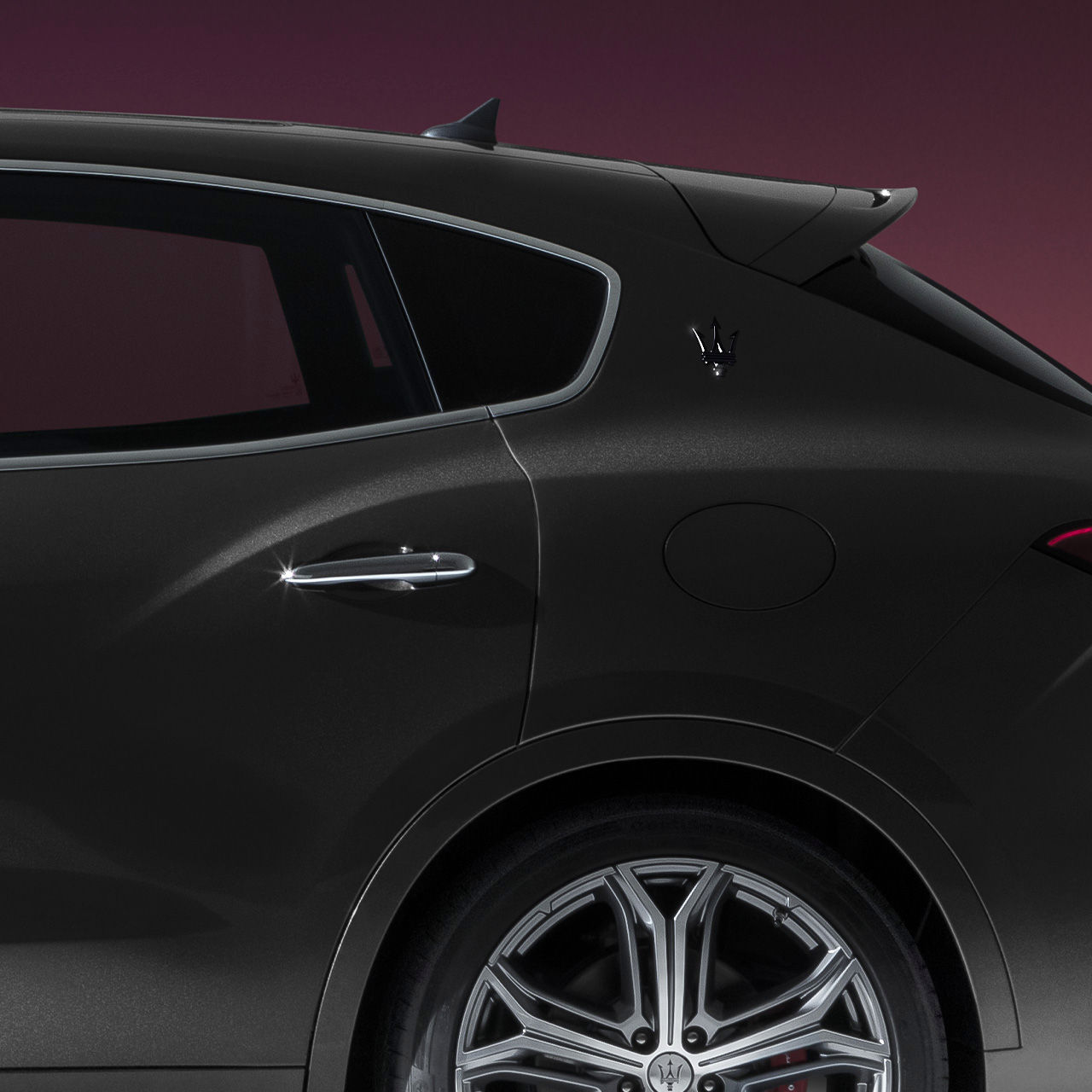 Puerta y rueda del SUV Maserati Levante