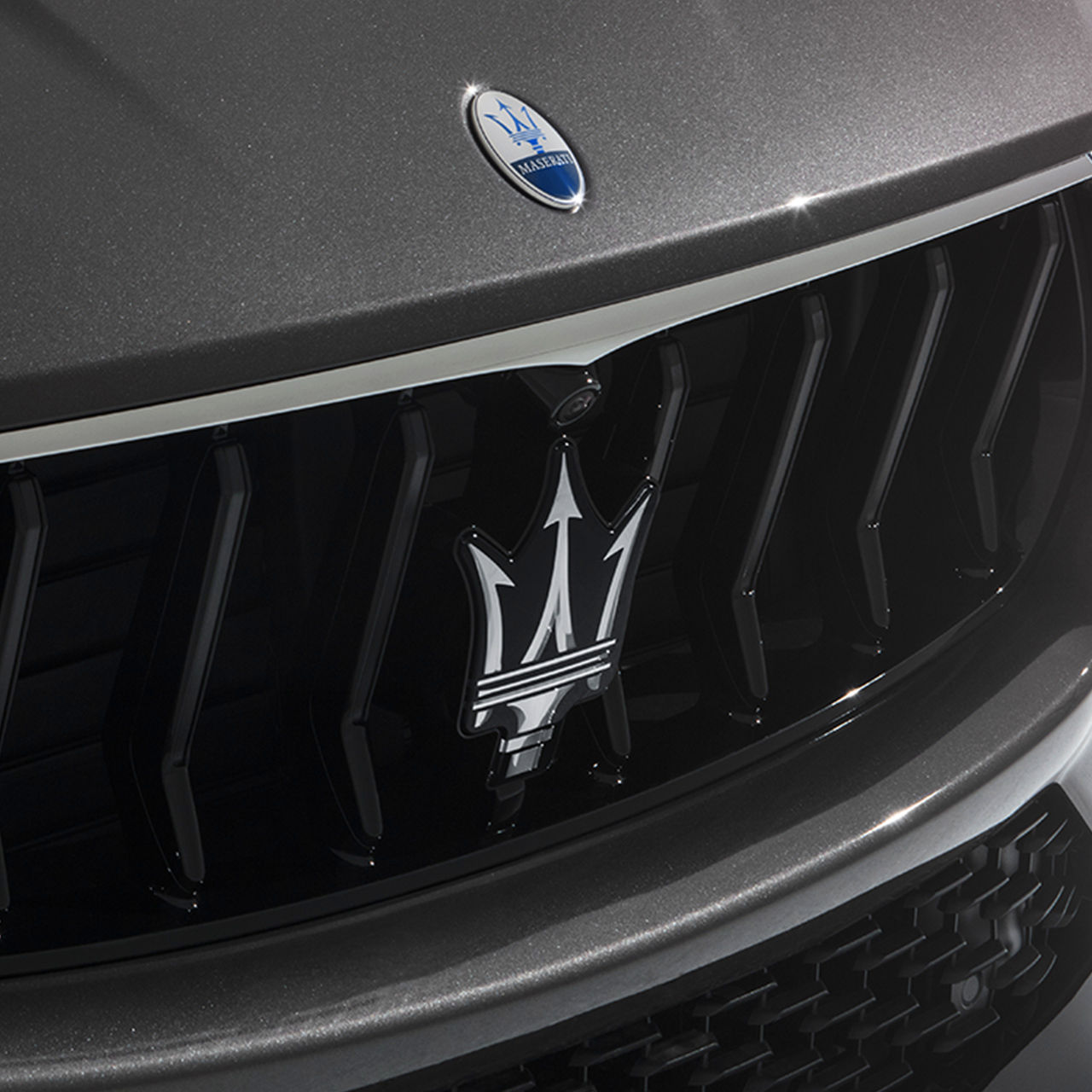 Parachoques con logo Maserati del SUV Maserati Levante