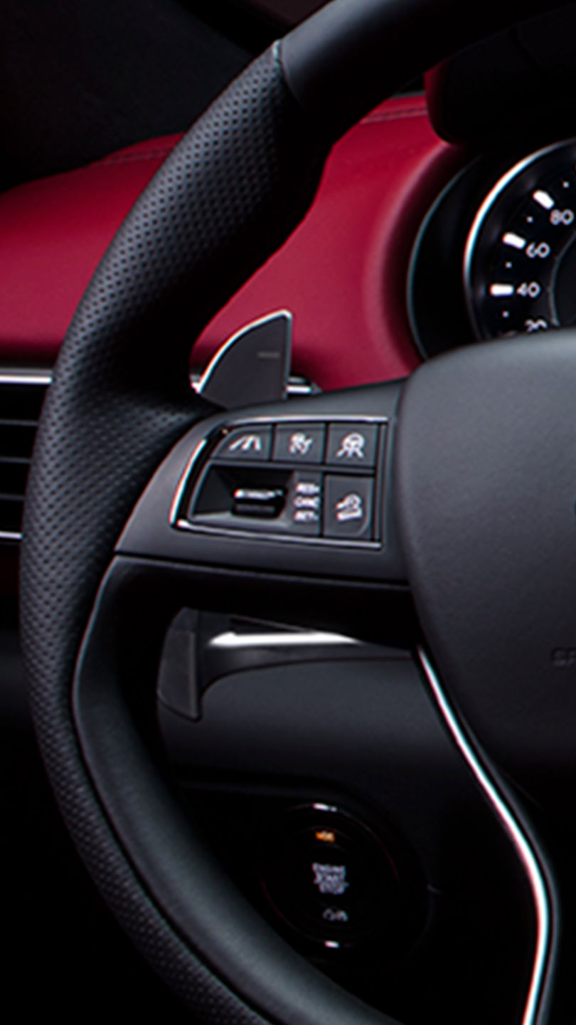 Controles en el volante del SUV Maserati Levante