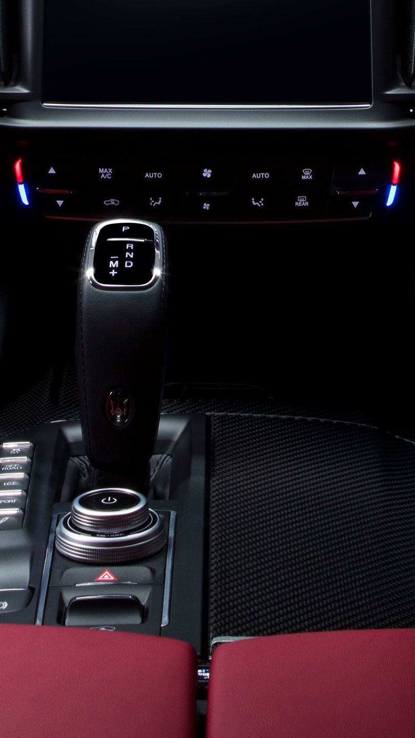 Controles del aire acondicionado en el SUV Maserati Levante