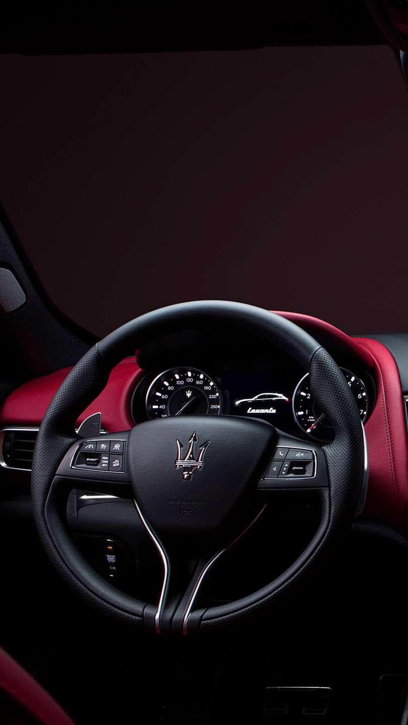 Volante y salpicadero del SUV Maserati Levante