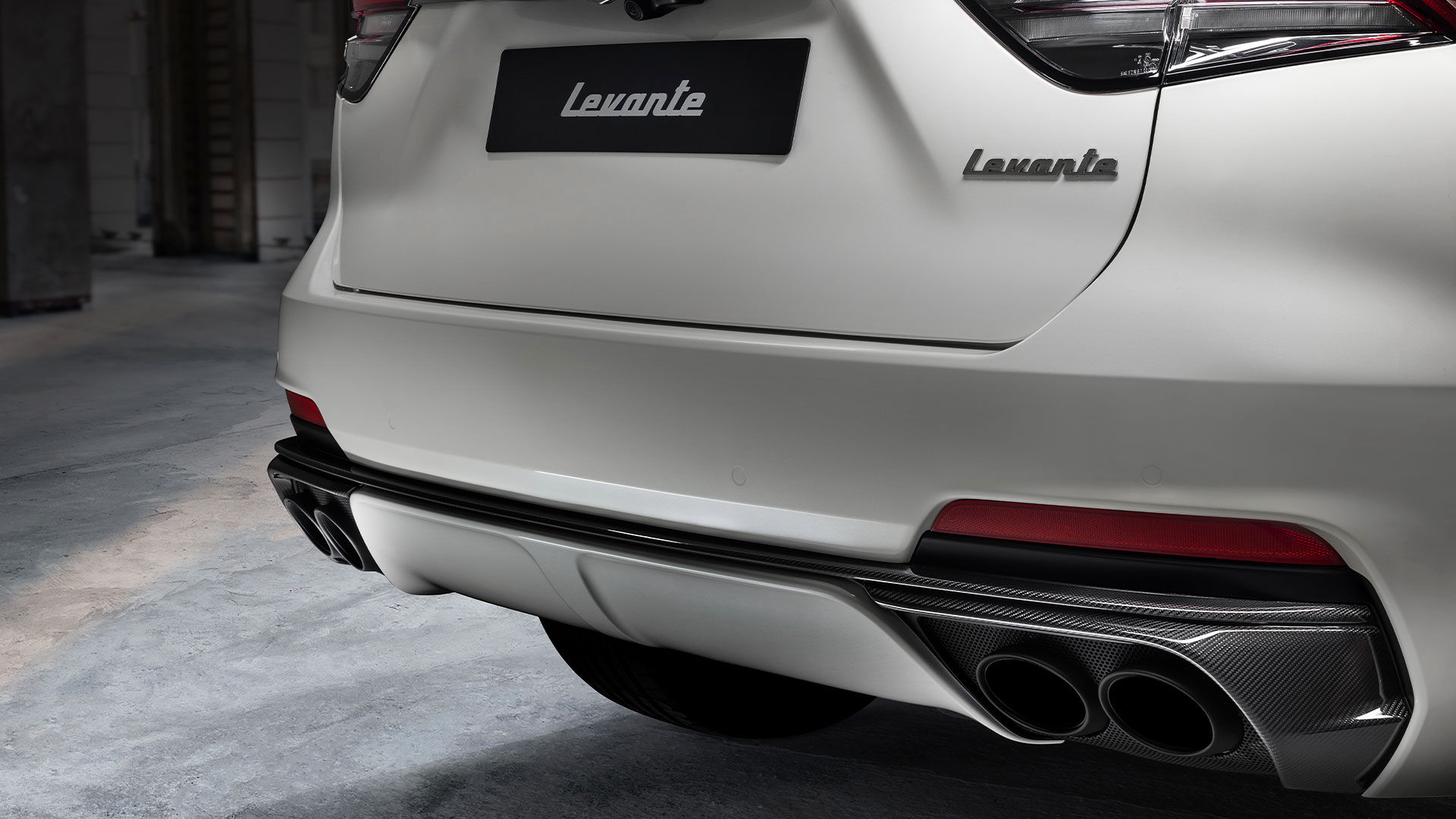 SUV Maserati Levante Trofeo blanco de atrás