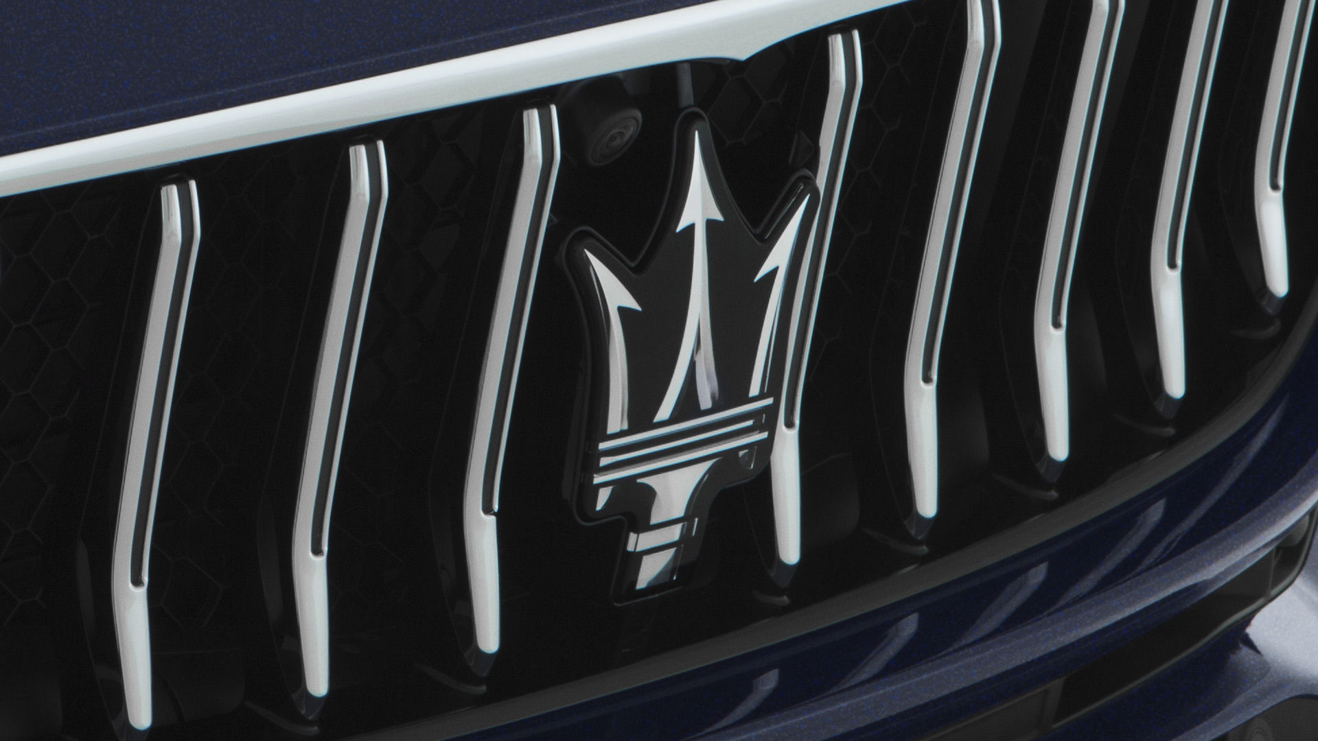 Logo Maserati en el parachoques del sedán Maserati Quattroporte