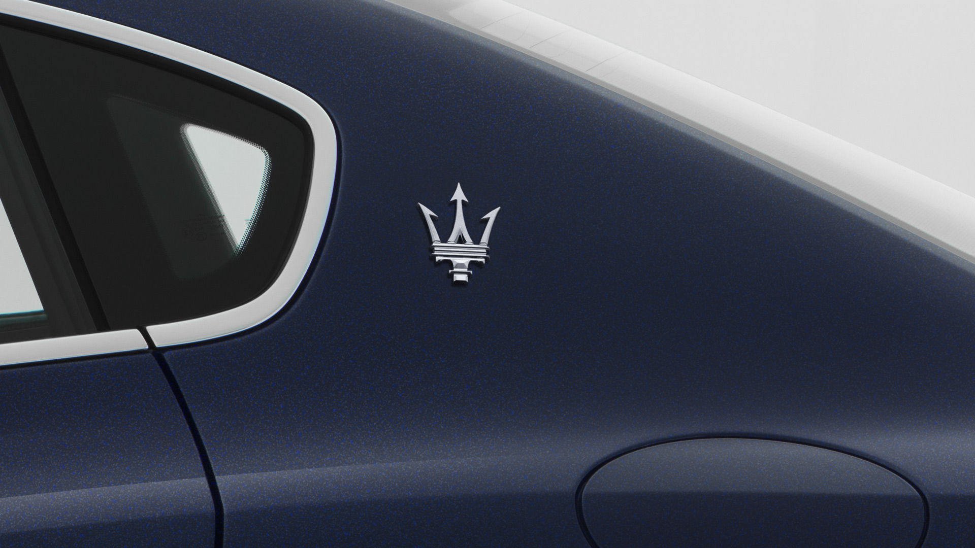 Logo Maserati en el sedán Maserati Quattroporte