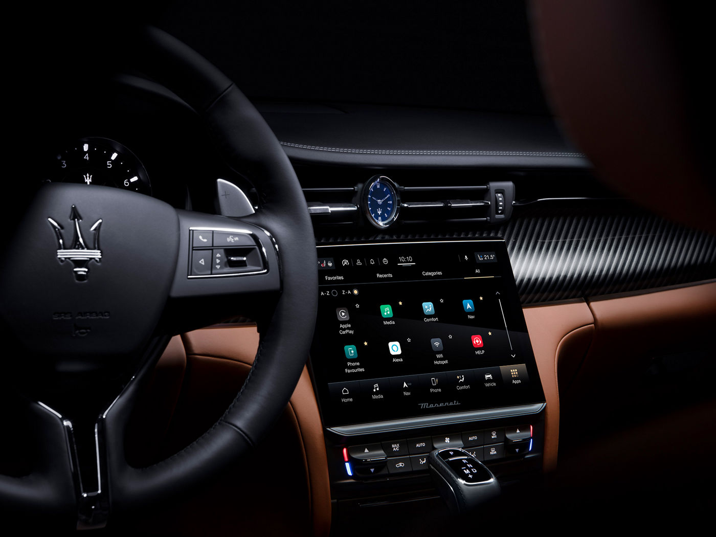 Interior del sedán Maserati Quattroporte con pantalla LED
