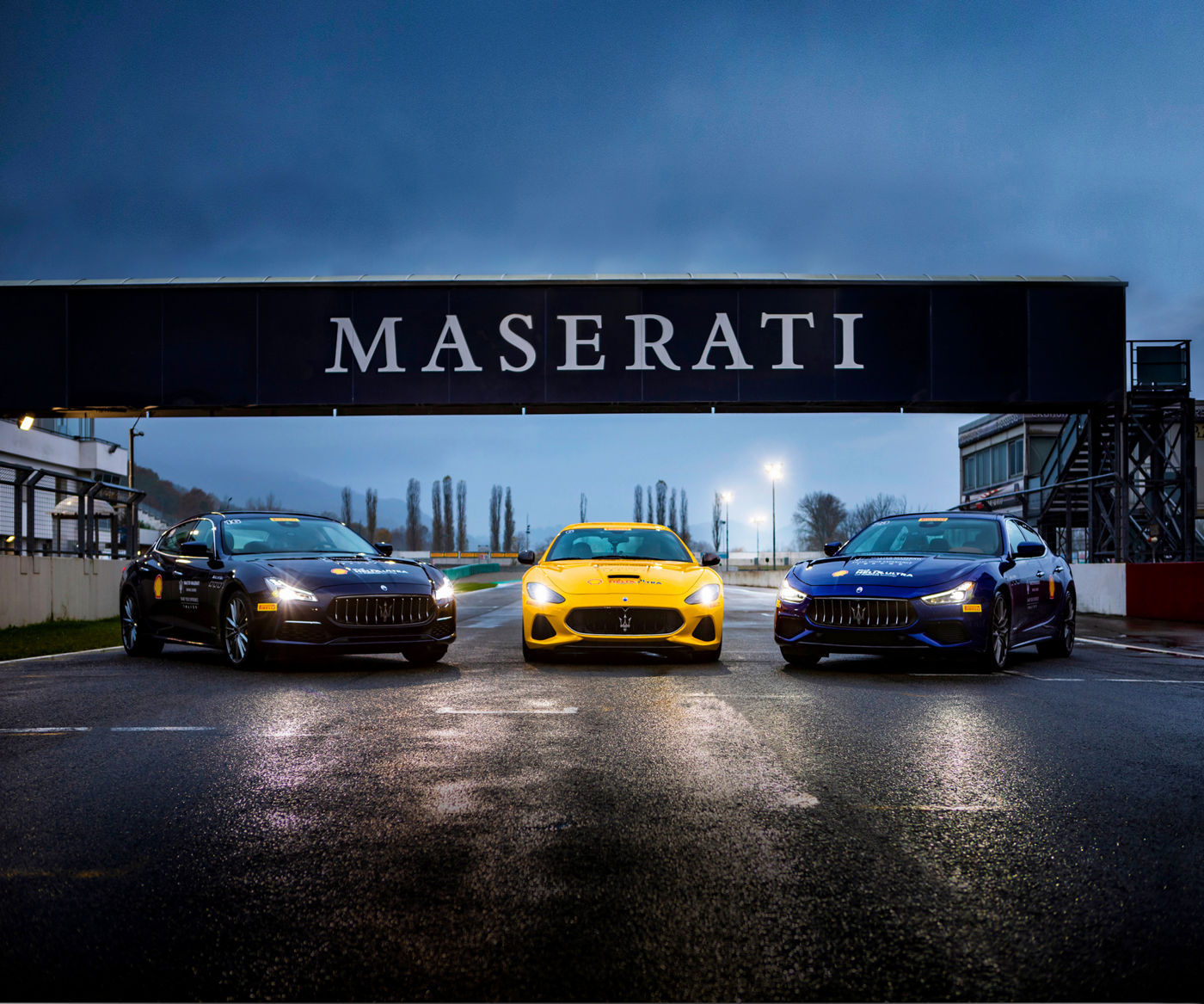 3 modelli Maserati sotto la linea d'arrivo del Master Maserati a Varano 