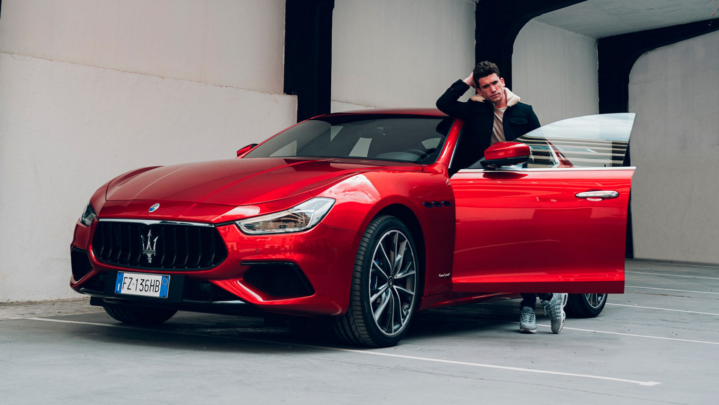 Jaime Lorente y sedán Maserati Ghibli Hybrid
