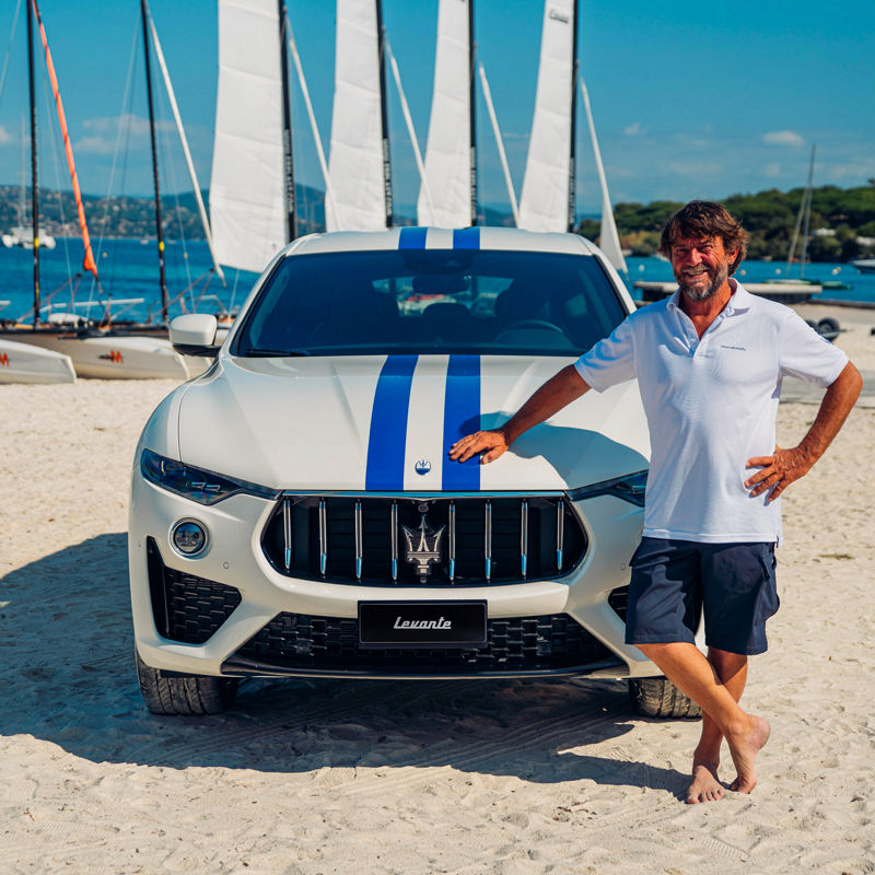 SUV Maserati Levante Hybrid en la playa de Saint Tropez con Giovanni Soldini