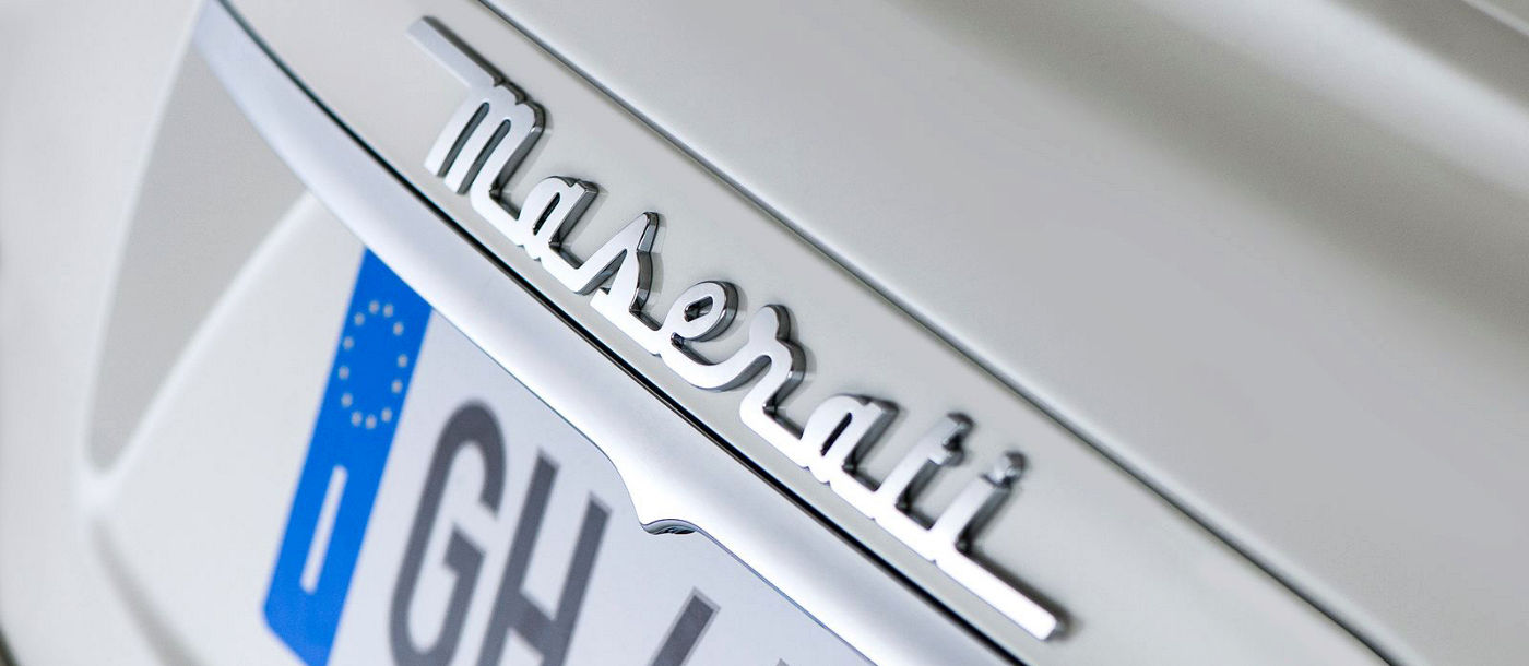Detalle de la inscripción Maserati sobre maletero del sedán Ghibli
