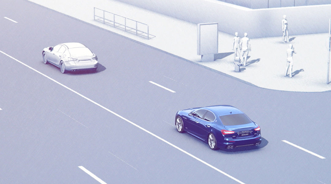 Vehículo Maserati con reconocimiento de señales de tráfico detrás de otro vehículo