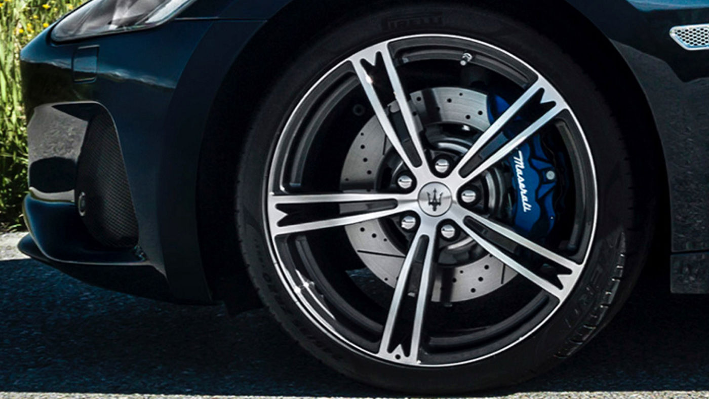 Maserati GranCabrio accessories for rims, blue brake caliper