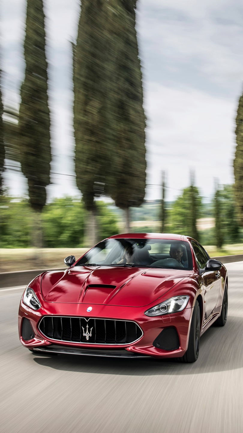 Original Zubehör: Maserati GranTurismo in Rot fährt auf einer Straße