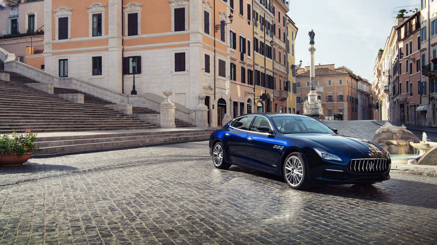 Maserati Quattroporte in Blau auf der Piazza di Spagna in Rom