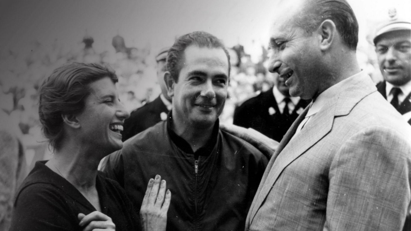 Maseratista: Rennfahrer Fangio und Schah von Persien im Gespräch