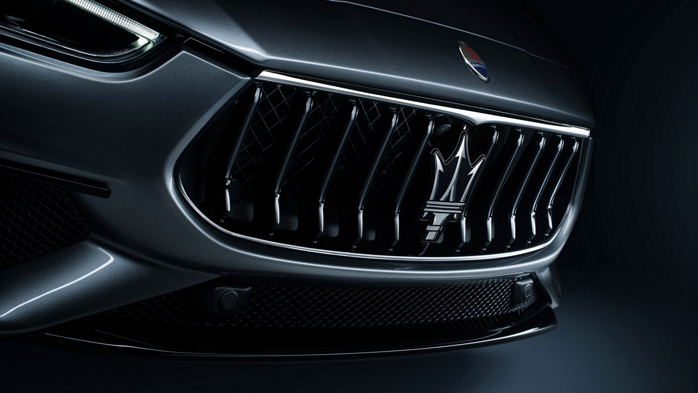 Vista tre quarti della griglia anteriore con tridente Maserati