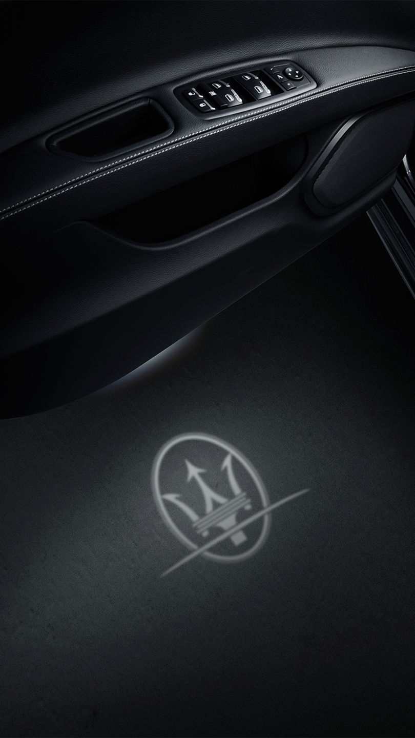 Luces de cortesía con logotipo dentro del Maserati Ghibli