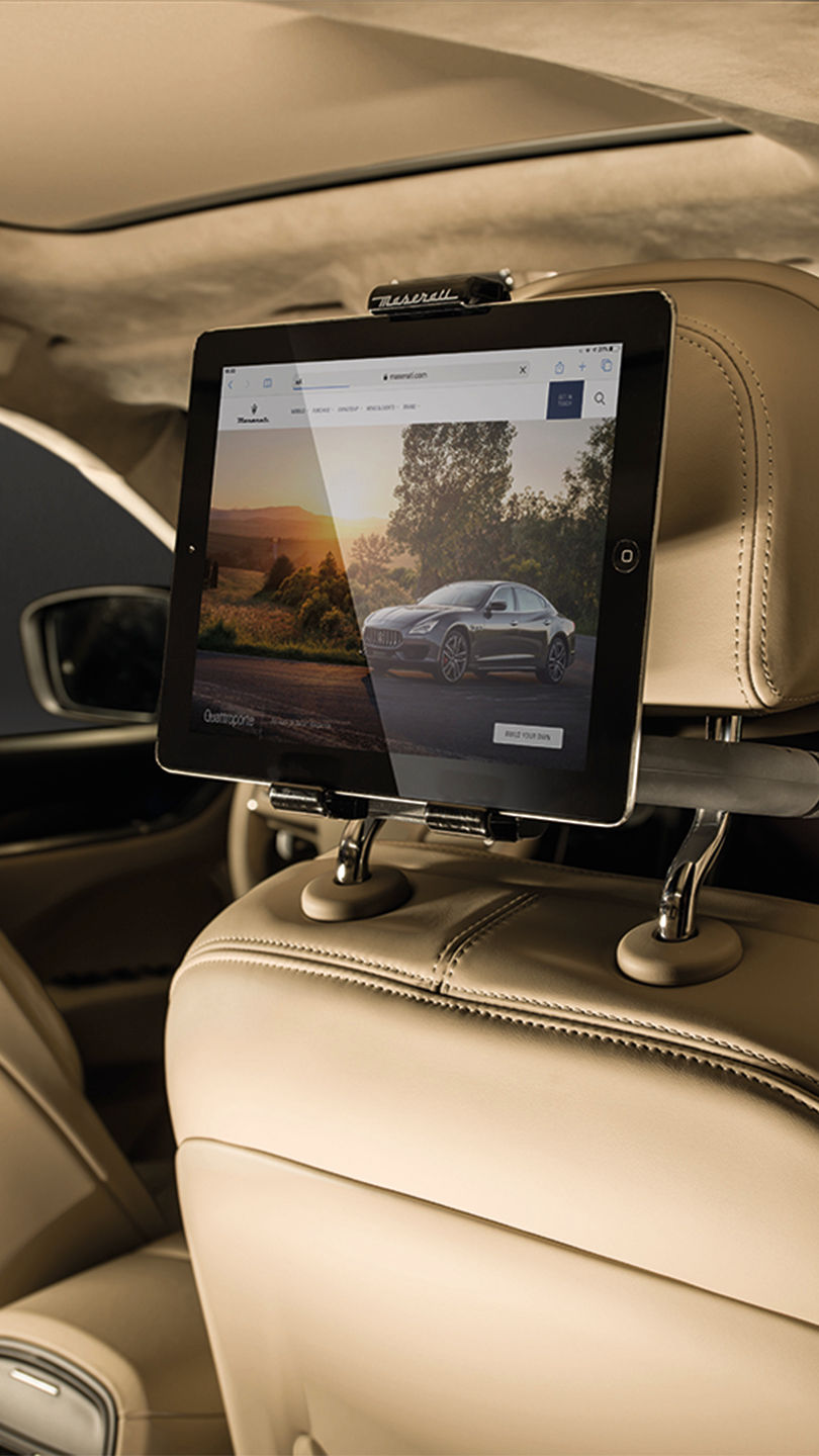 Soporte de tableta universal dentro de Maserati Quattroporte