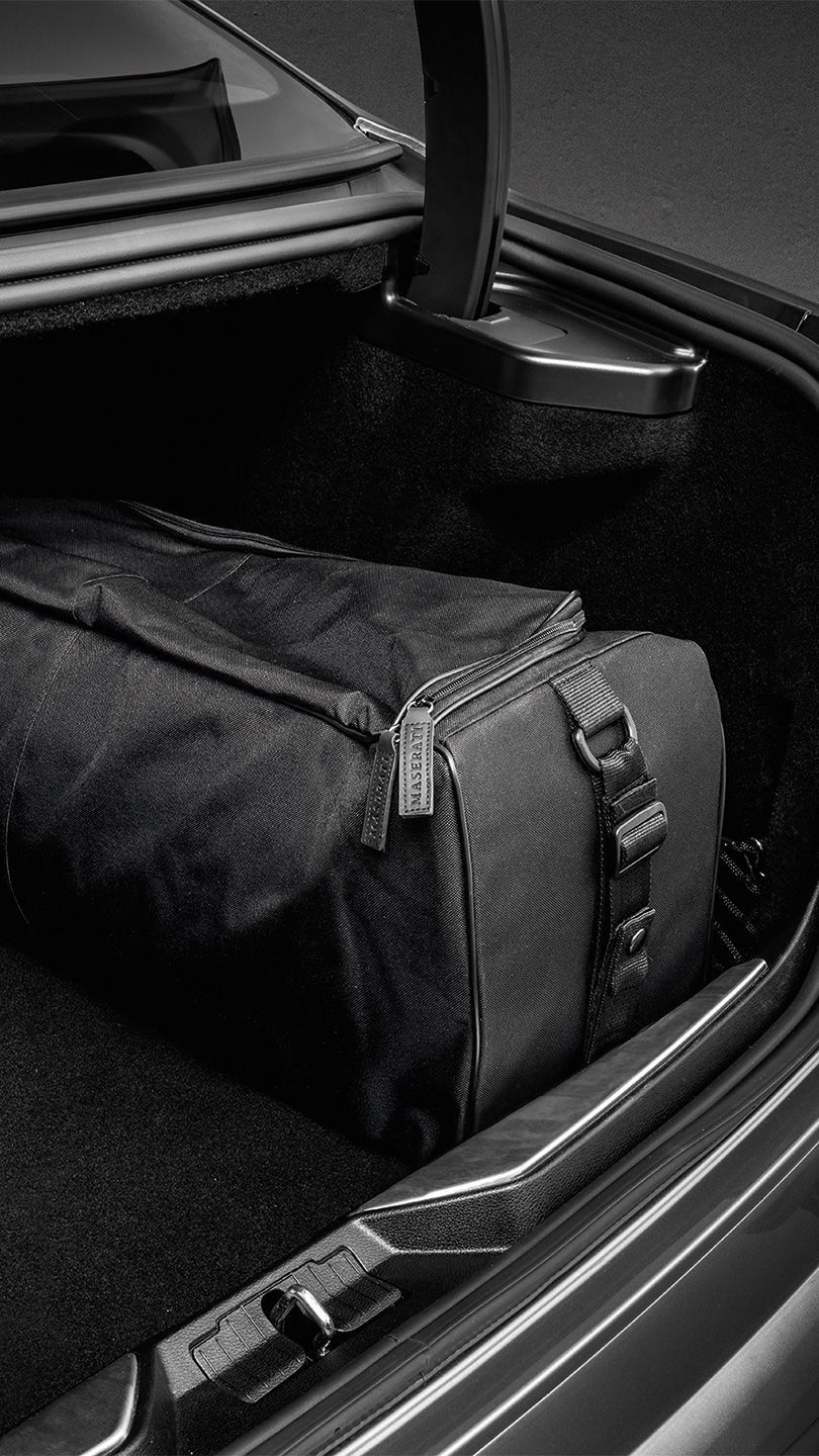 Bolsa portaesquís y snowboard dentro del maletero de Maserati Quattroporte