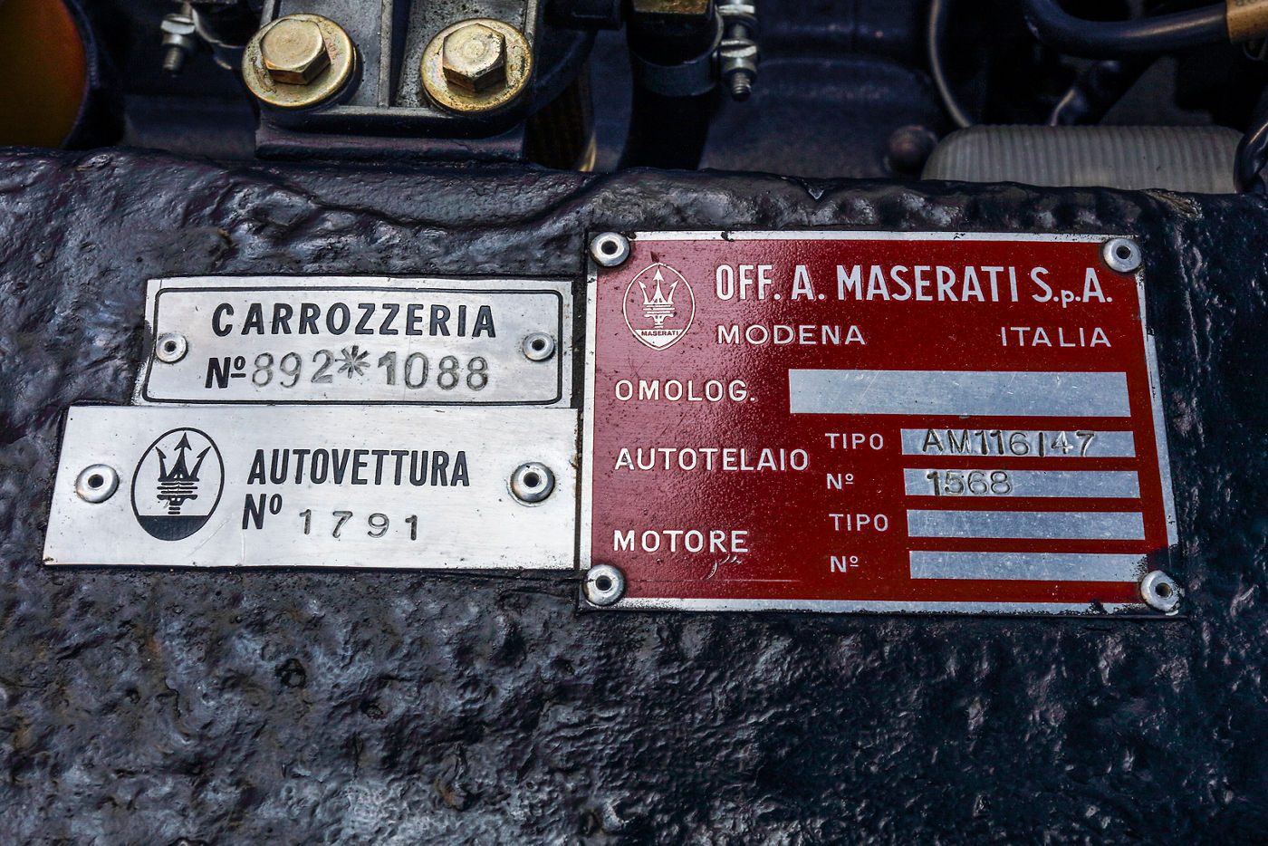 50 Jahre Maserati Indy Coupé, Lackierung Oro Metalizzato, Technische Details auf dem Motor