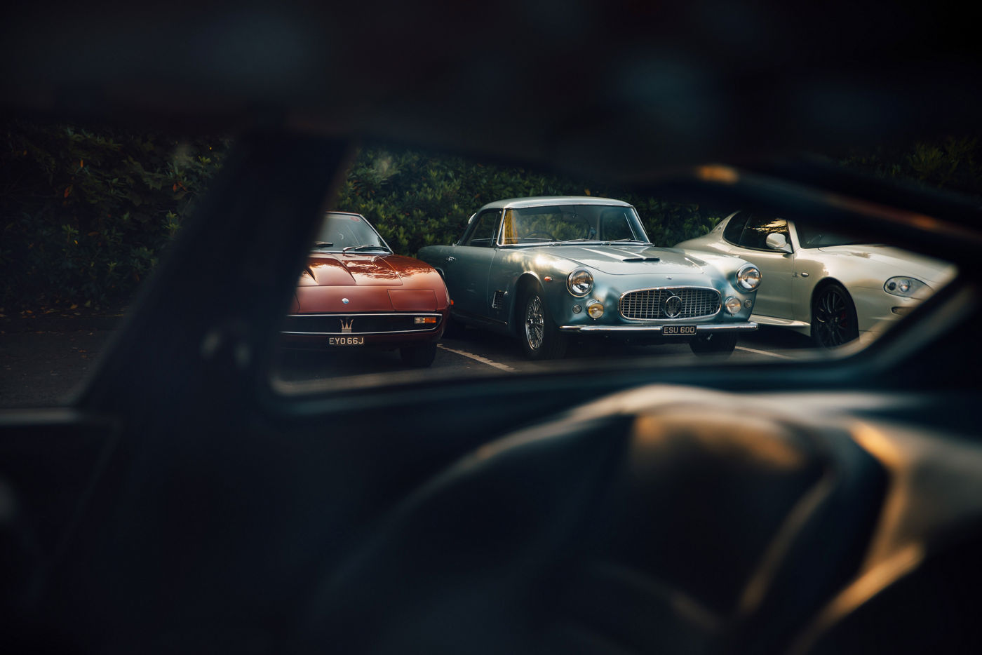 Modelos Maserati desde la ventana de un coche