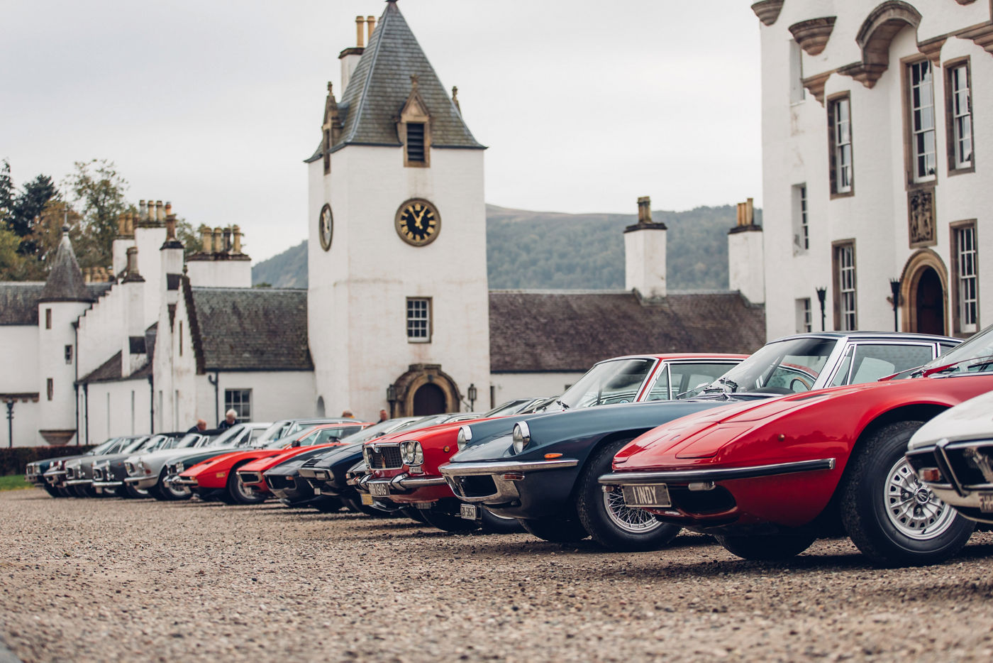 Modelos Maserati clásicos al lado del castillo Blair