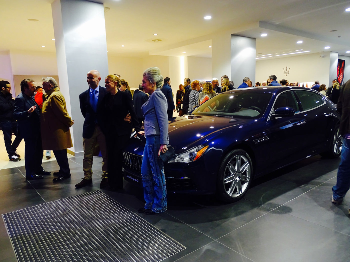 Maserati Quattroporte dentro de un concesionario oficial