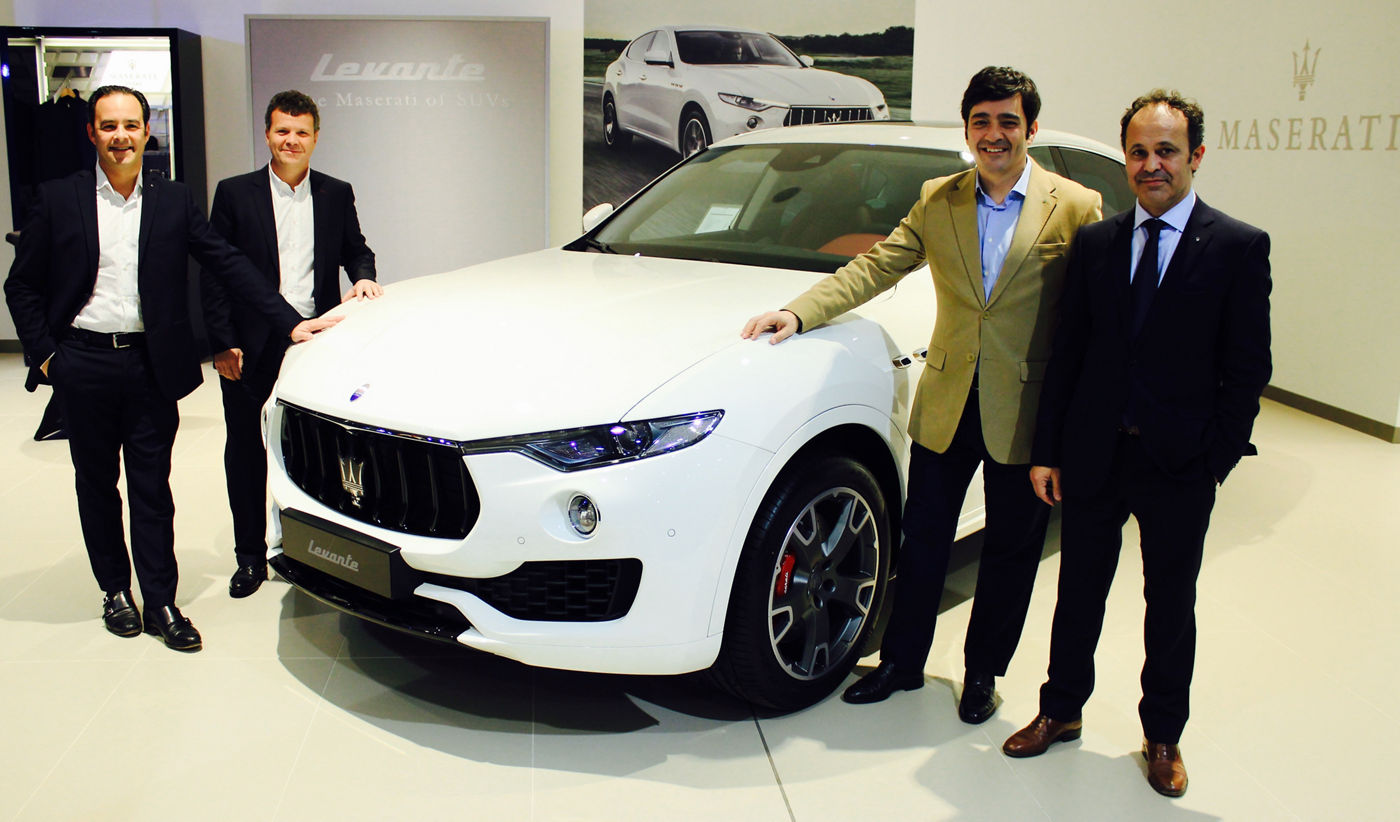 Miguel Bonet, Andres Vidal, Enrique Lorenzana y Toni Martorell alrededor del SUV Maserati Levante