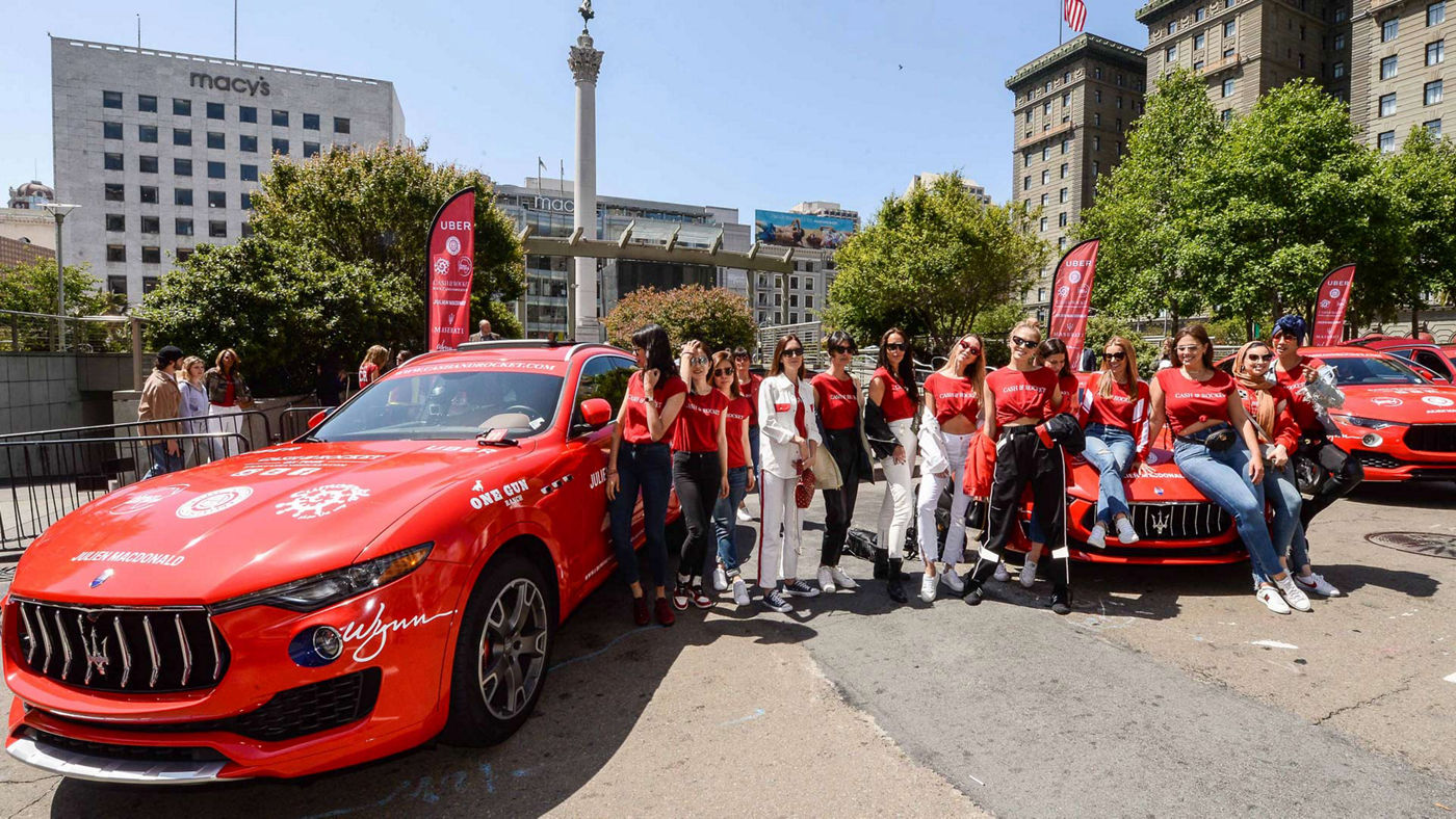 Equipo de mujeres al lado de vehículos Maserati para el Cash & Rocket 2018