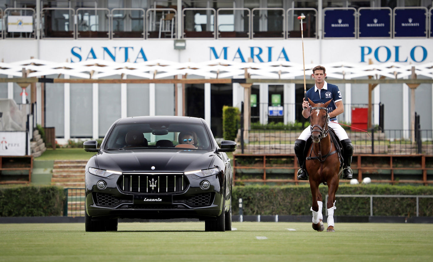 Jugador de polo Malcolm Borwick cerca de un SUV Maserati Levante