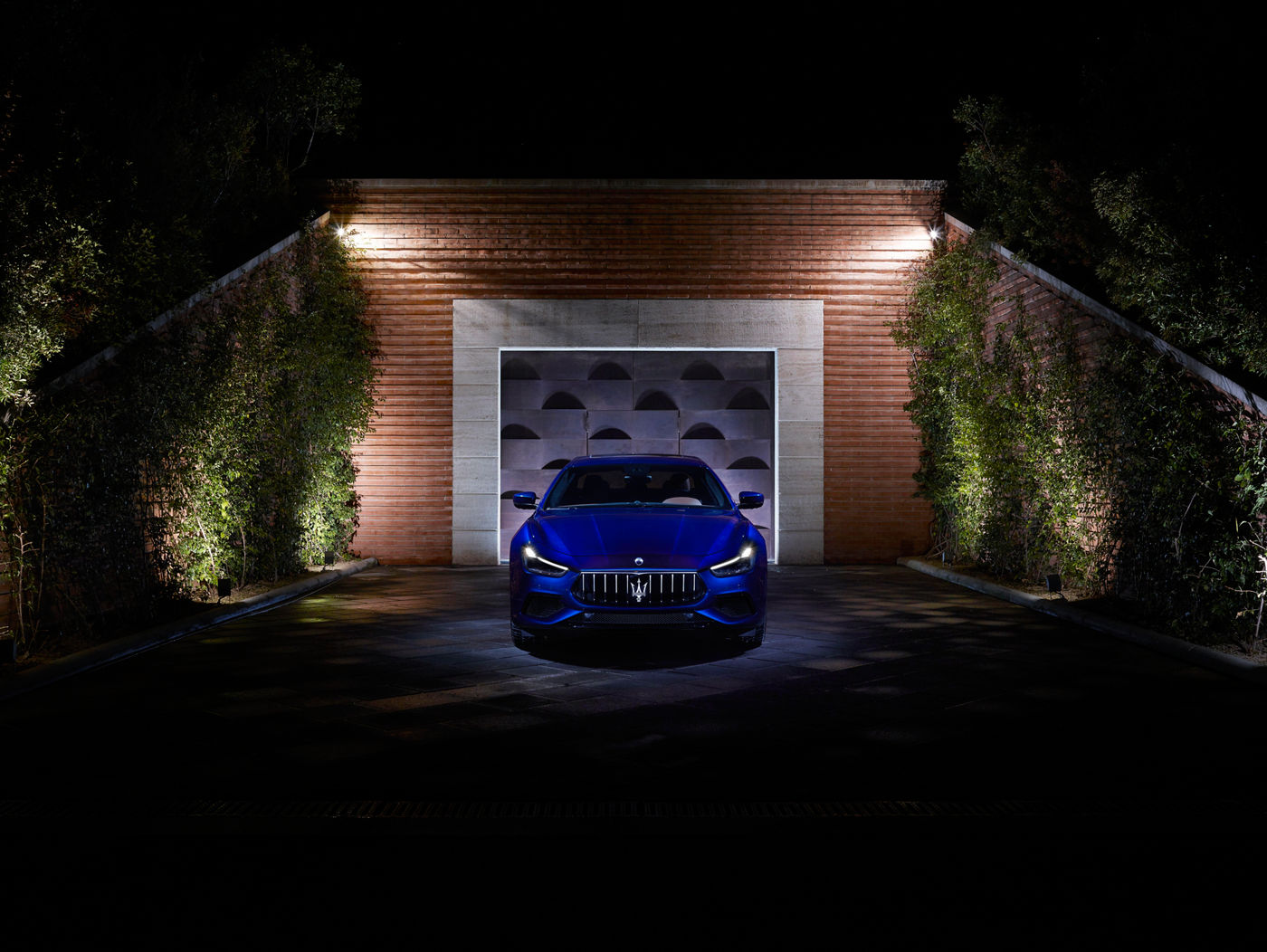 Maserati cerca de un edificio