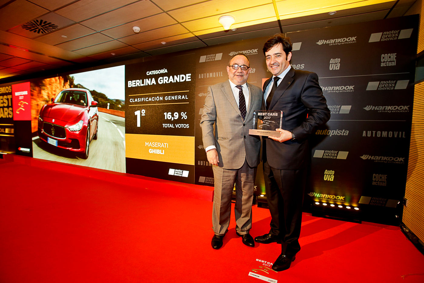 Premio Best Cars 2017 recibido por Maserati Ghibli de dos hombres