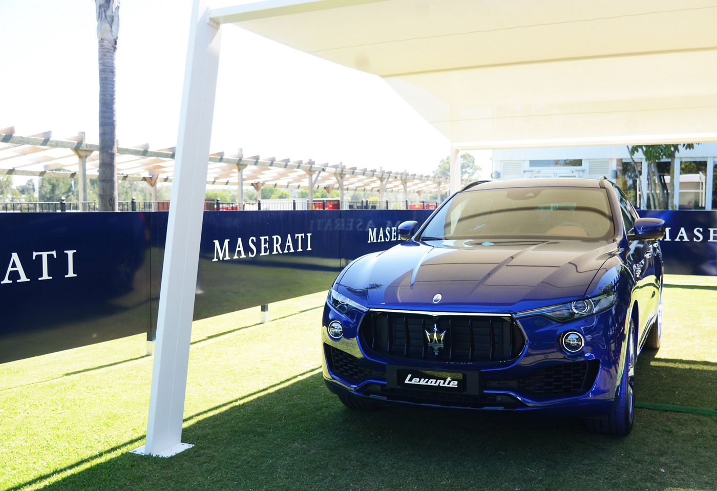 Maserati Levante debajo de una glorieta en Sotogrande