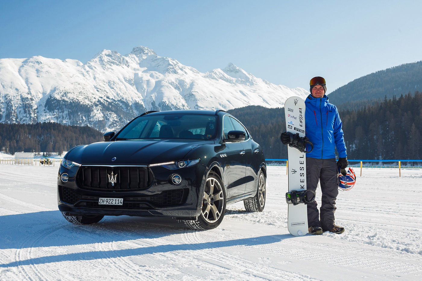 Jamie Barrow con tabla de snowboard y Maserati Levante en la nieve