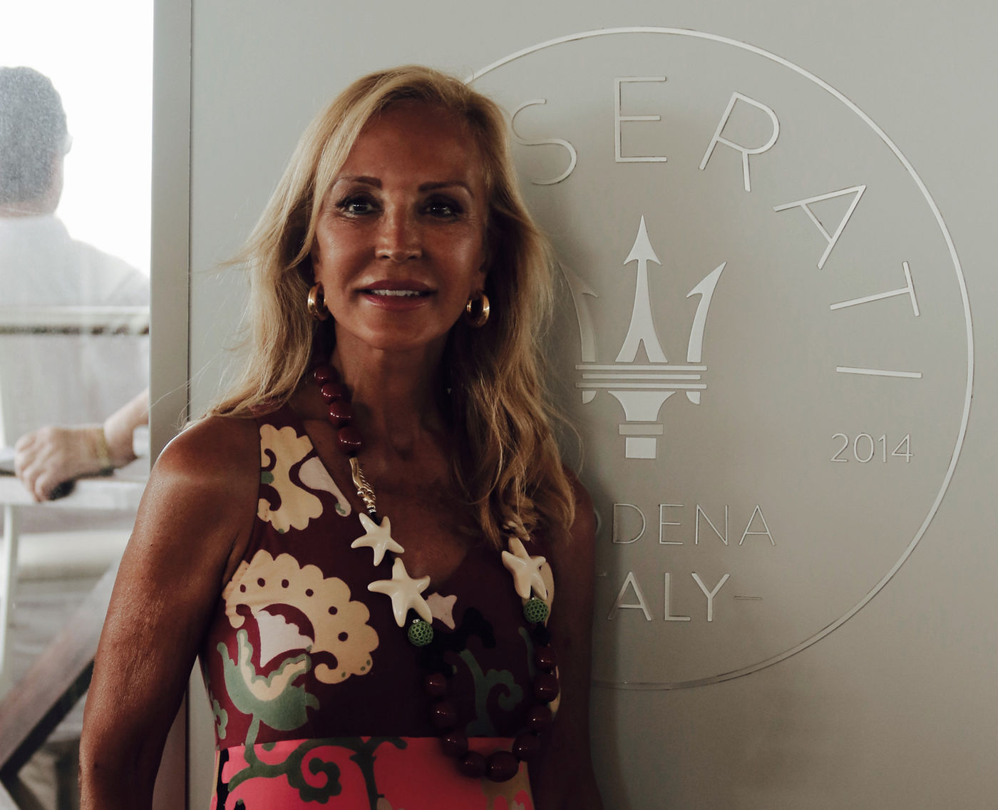 Carmen Lomana delante del logo Maserati