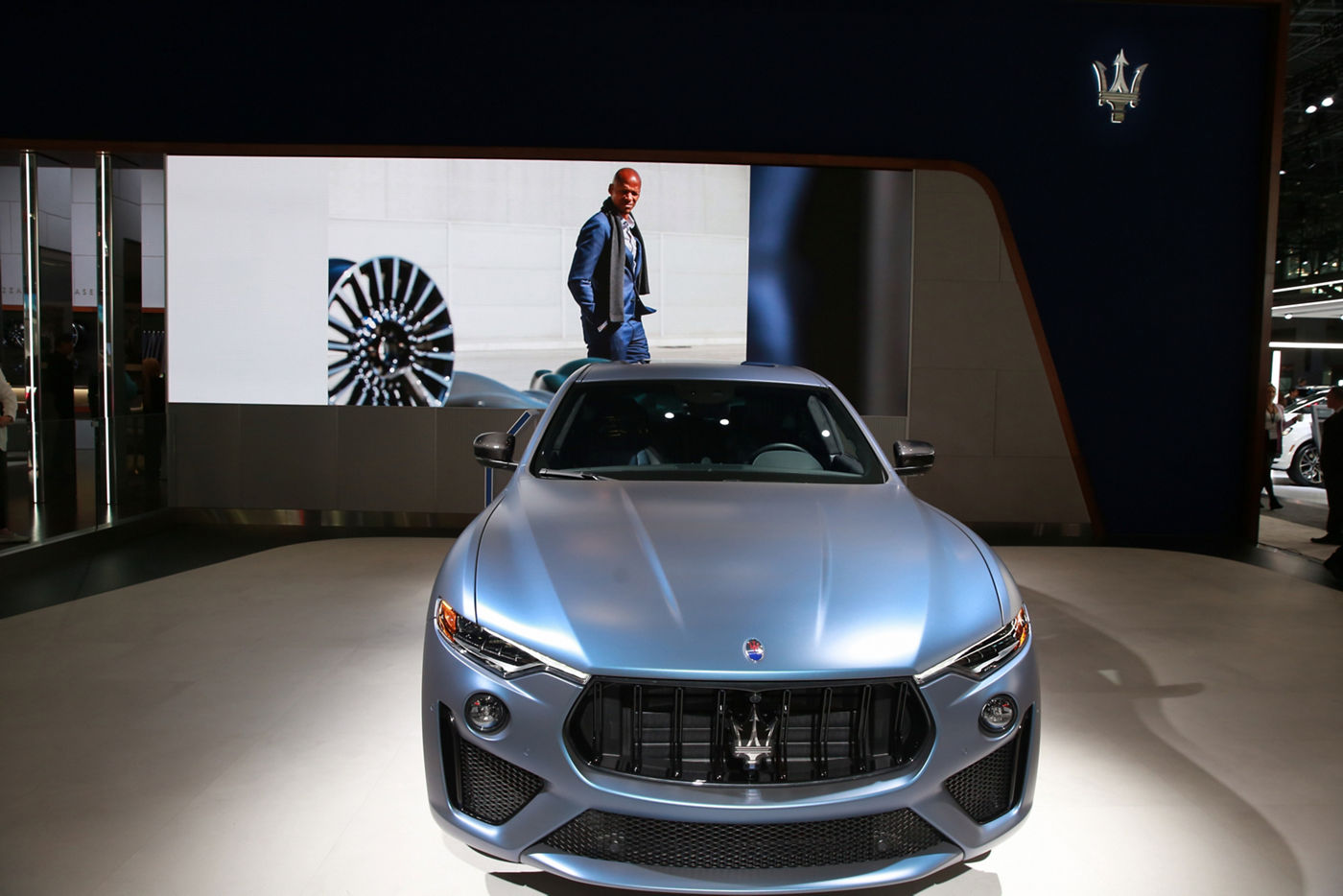 Maserati Levante delante de una pantalla
