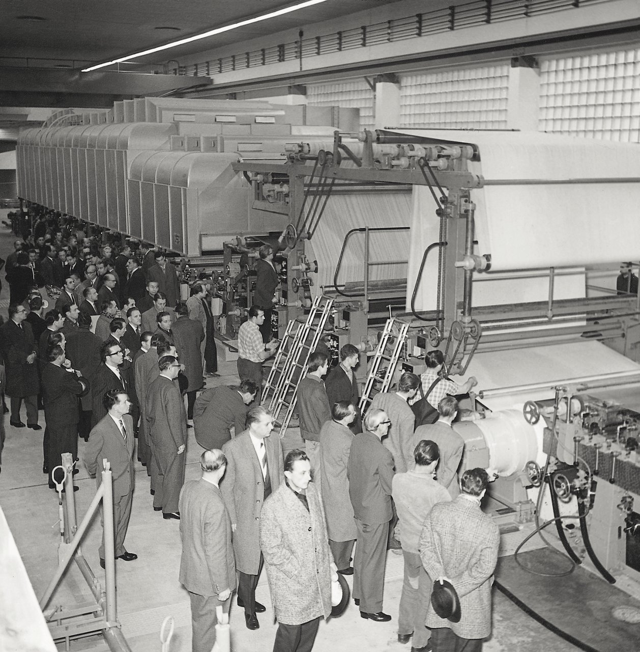 1959: Einweihung der Papiermaschine