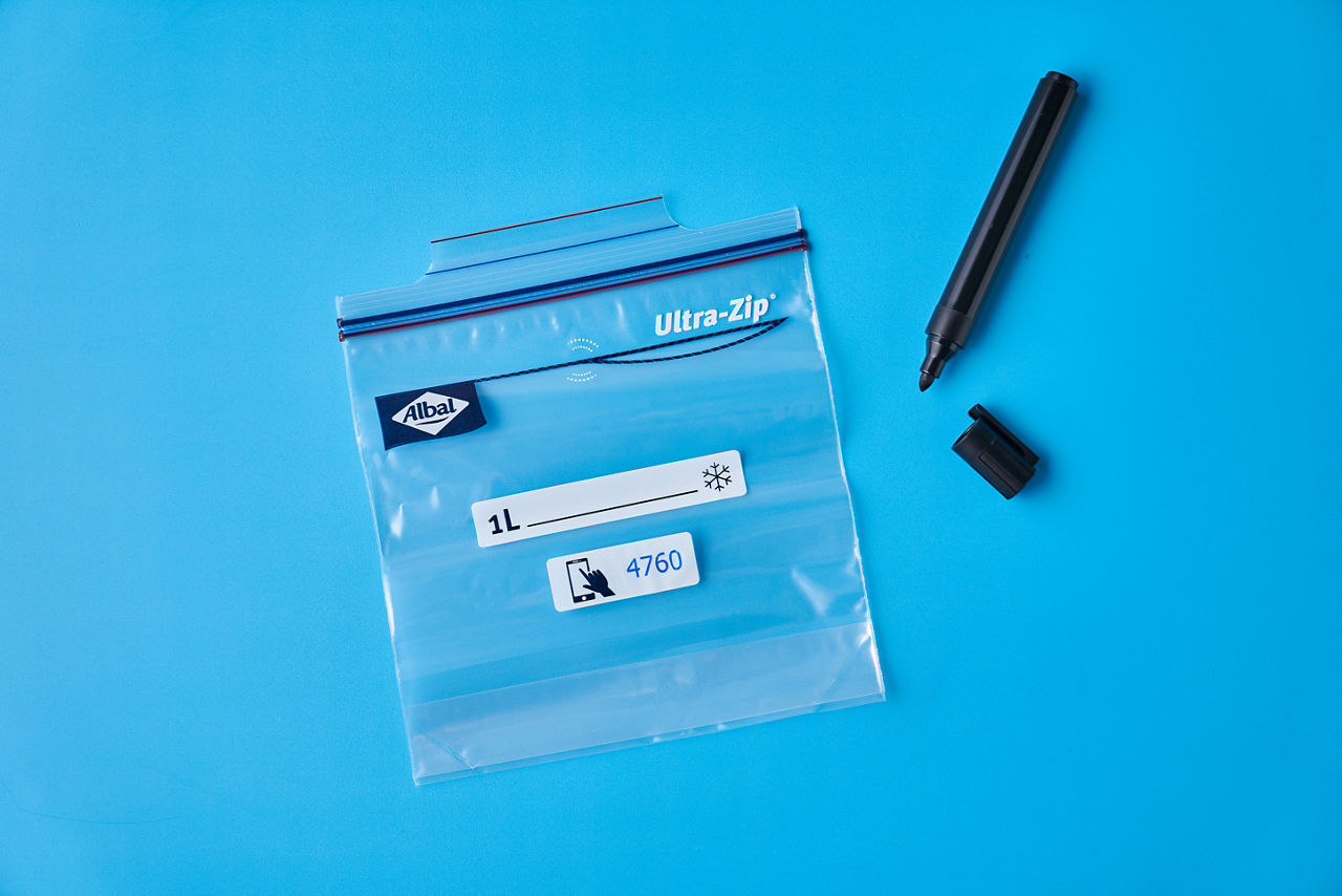 Betterave rouge coupée au couteau sur une planche en bois