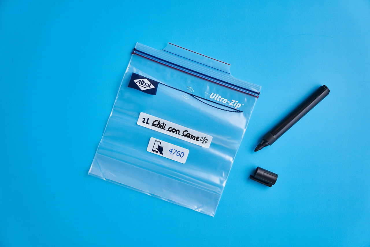 Betterave rouge coupée au couteau sur une planche en bois