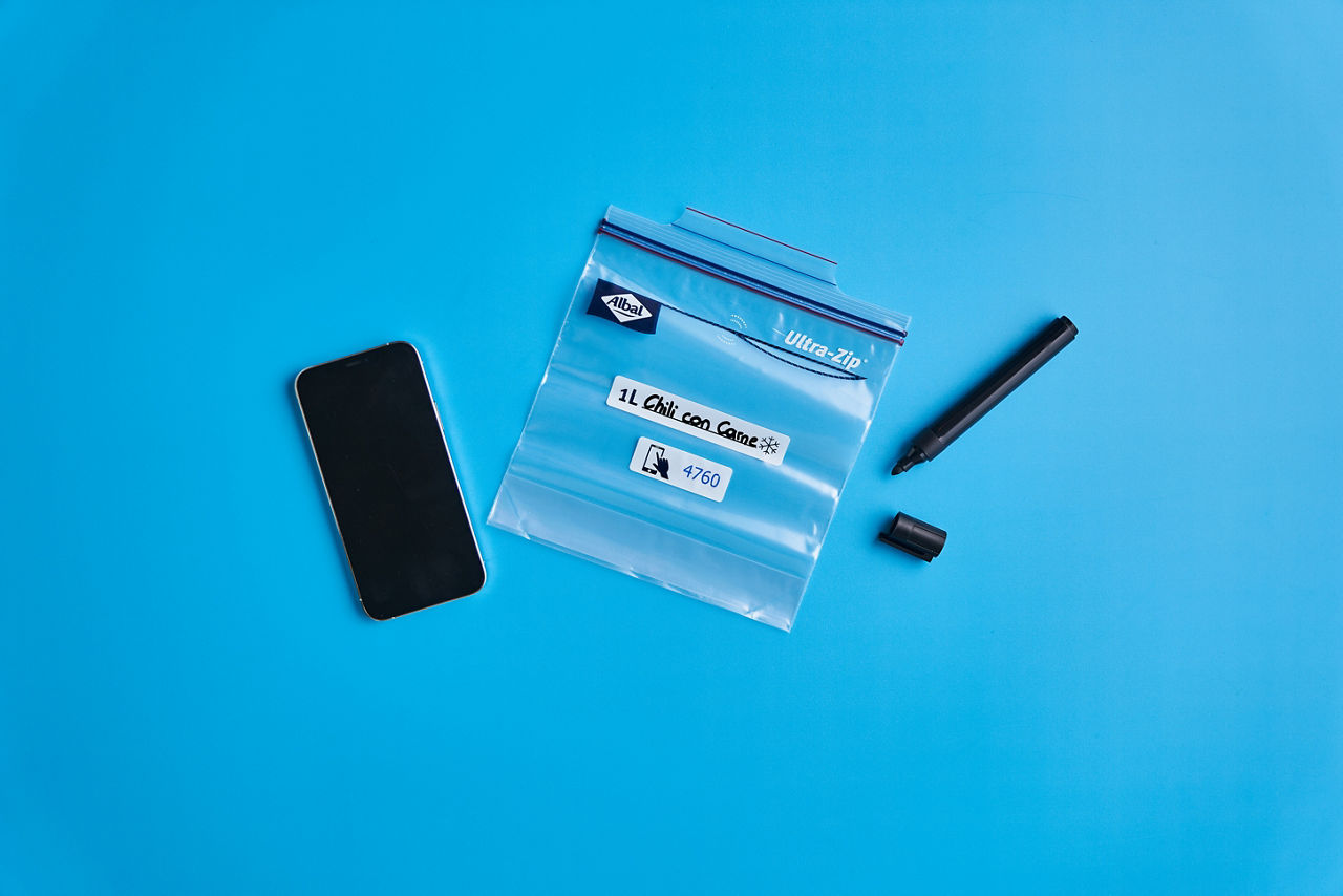 Un bol de tomates et un concombre tranché sont recouverts de couvercles en silicone de® Toppit