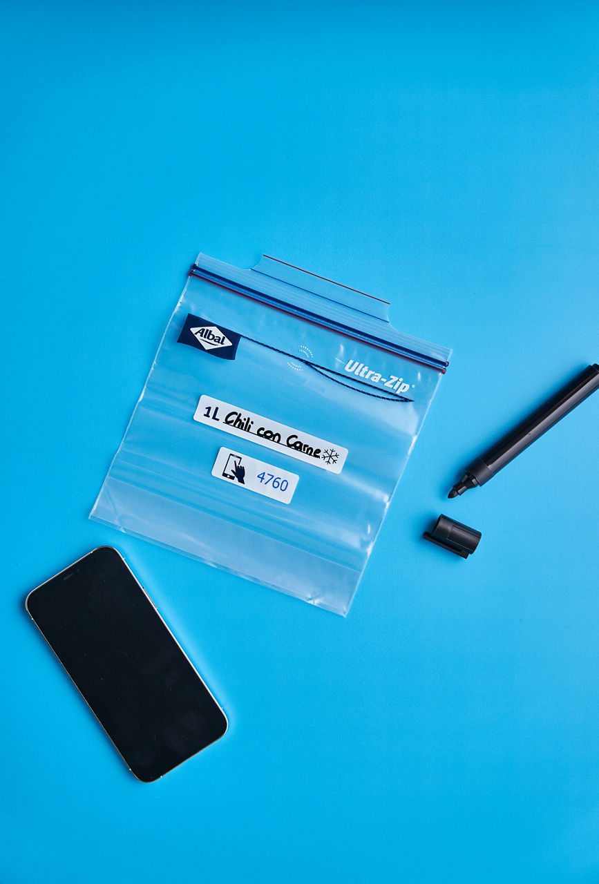 Betterave rouge coupée au couteau sur une planche en bois