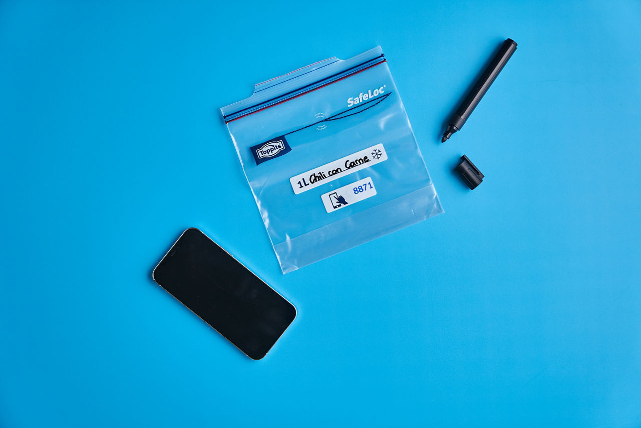 Betterave rouge coupée au couteau sur une planche en bois