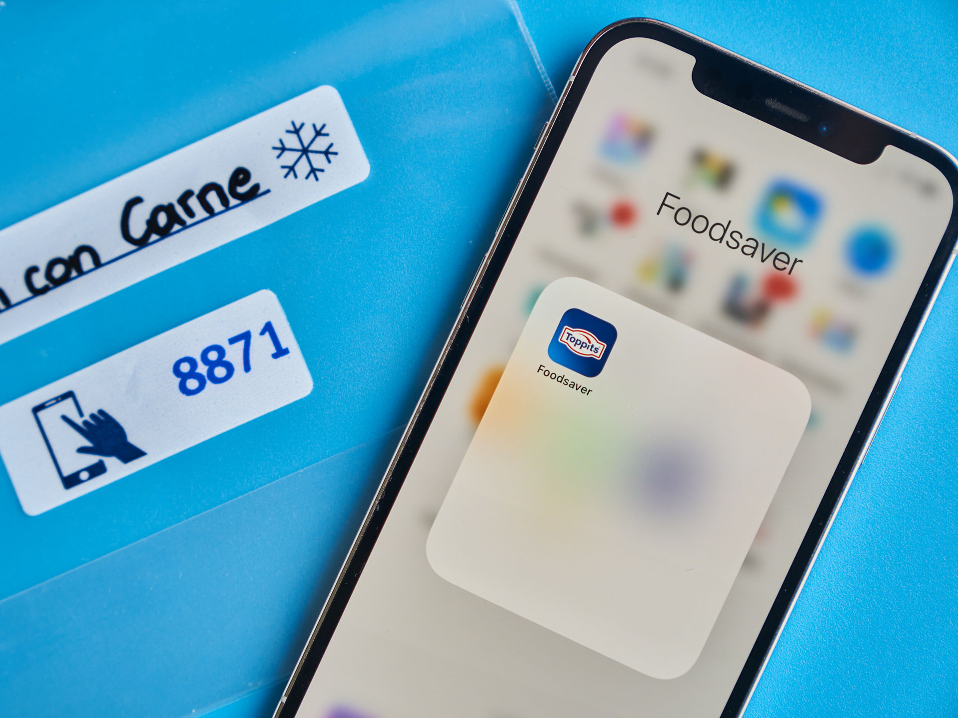 Beschrifteter Toppits SafeLoc Gefrierbeutel mit Label und Foodsaver App auf dem Smartphone 1