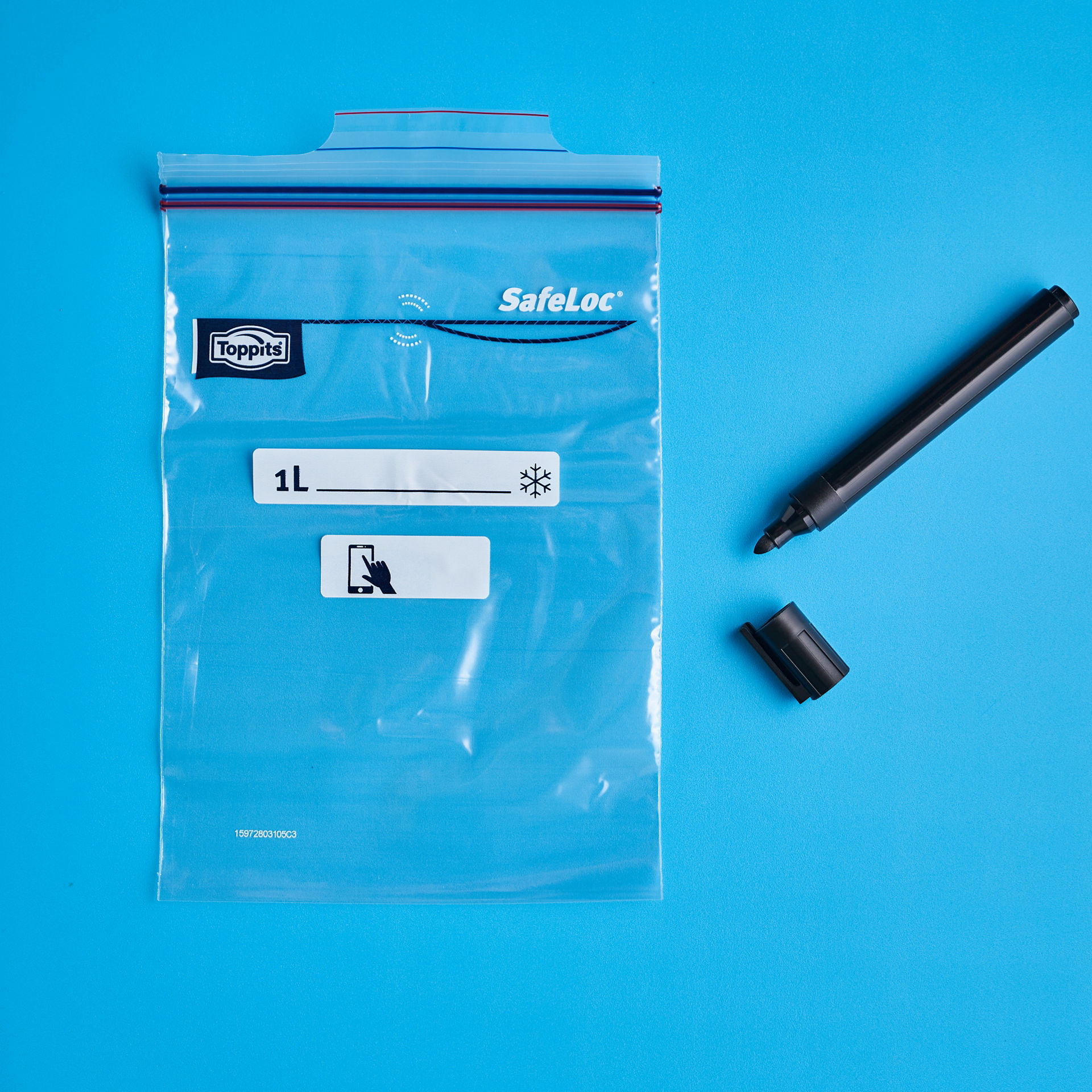 Un bol de tomates et un concombre tranché sont recouverts de couvercles en silicone de® Toppit